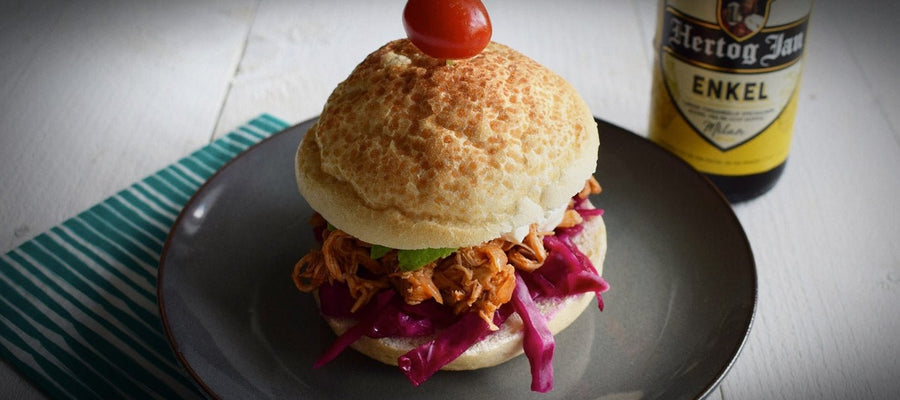 Pulled chicken op een knapperig broodje met Hertog Jan Hoppig Blond