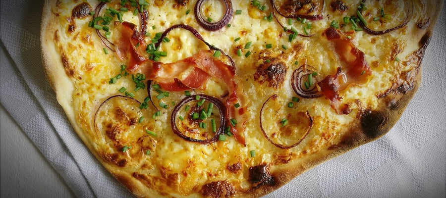 Flammkuchen met uit en spek en Hertog Jan Pilsener