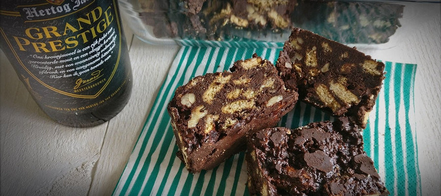 Arretjes cake met pecannoten en rozijnen en Hertog Jan Grand Prestige