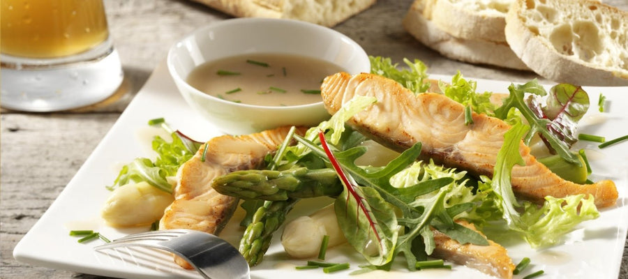 Salade zalmfilet met groene en witte asperges en Hertog Jan Weizener