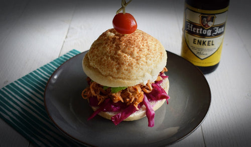 Pulled chicken op een knapperig broodje met Hertog Jan Hoppig Blond - Hertog Jan Online Brouwerijwinkel