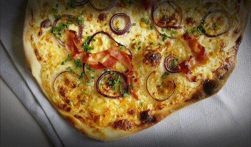 Flammkuchen met uit en spek en Hertog Jan Pilsener - Hertog Jan Online Brouwerijwinkel