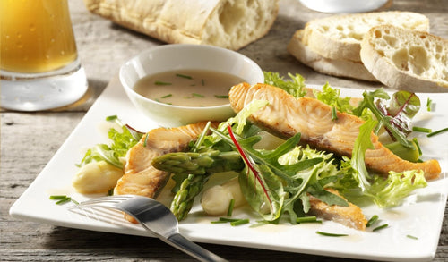 Salade zalmfilet met groene en witte asperges en Hertog Jan Weizener - Hertog Jan Online Brouwerijwinkel